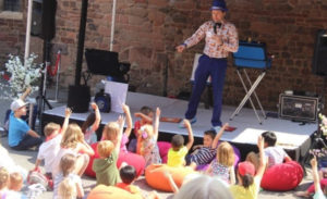 Magical Ritchie Childrens Entertainer With Children At An Outdoor Party